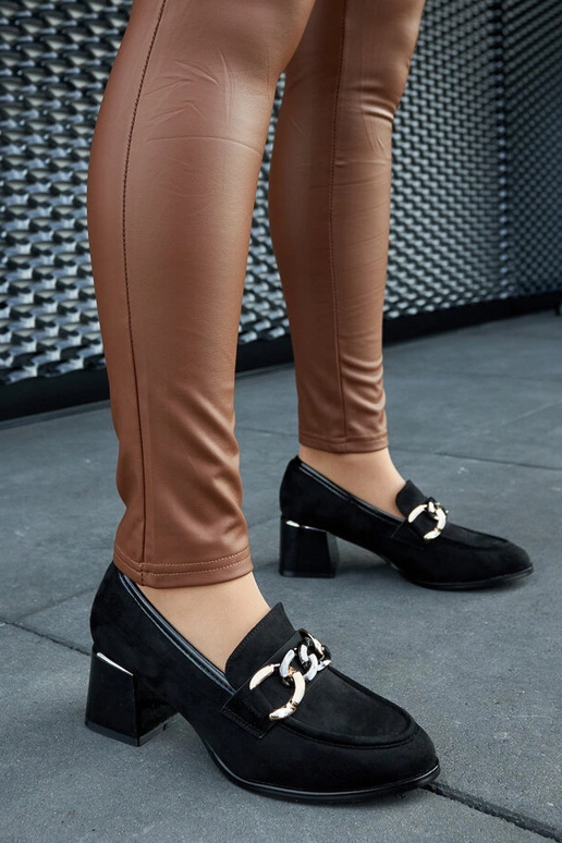 Schwarze Blockabsatzschuhe aus... Schwarze Blockabsatzschuhe aus...