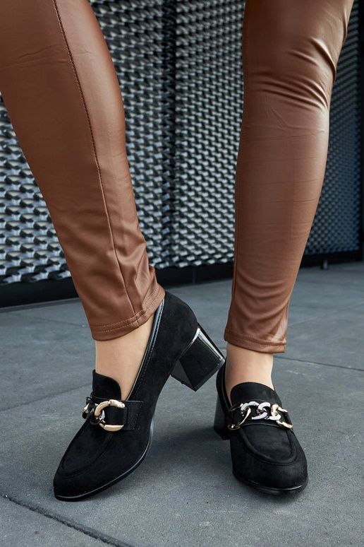 Schwarze Blockabsatzschuhe aus... Schwarze Blockabsatzschuhe aus...