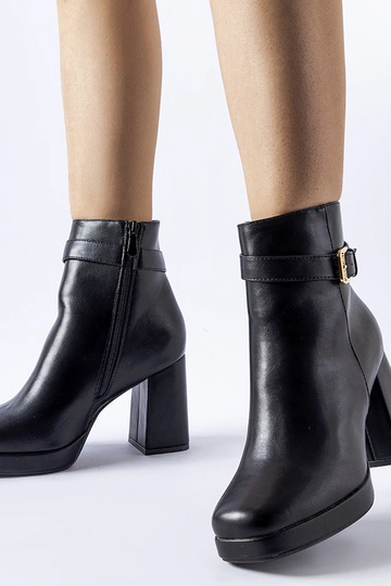 Herbstliche schwarze Stiefeletten isoliert mit Öko-Lederabsatz 2