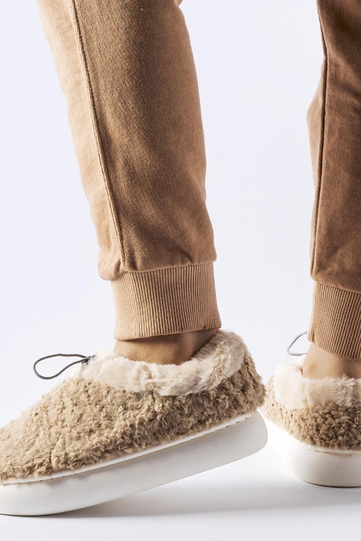 Beige warme Hausschuhe mit...