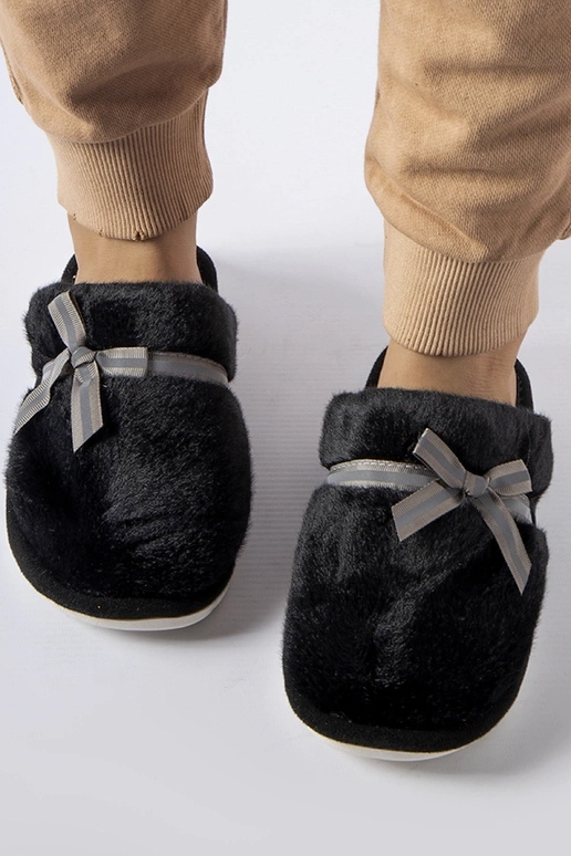 Schwarze warme Hausschuhe mit...