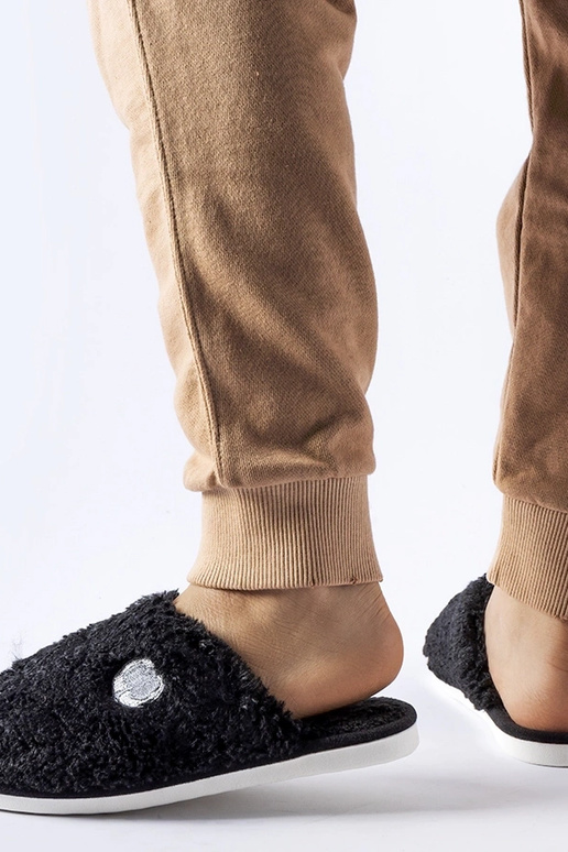 Schwarze warme Hausschuhe mit...