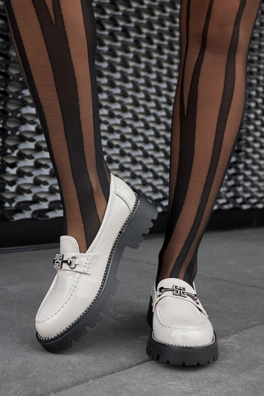 Graue lackierte Mokassins mit...