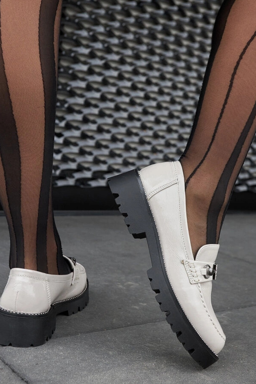 Graue lackierte Mokassins mit...