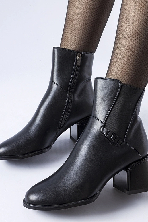 Schwarze isolierte Stiefeletten mit...