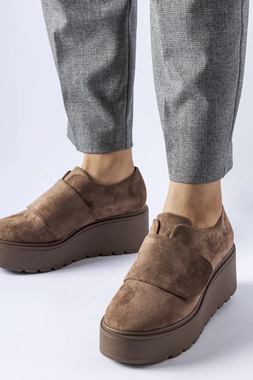 Braune Halbschuhe auf...