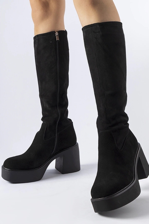 Schwarze isolierte Stiefel mit... Schwarze isolierte Stiefel mit...