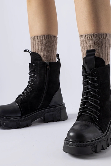 Schwarze isolierte Stiefel...