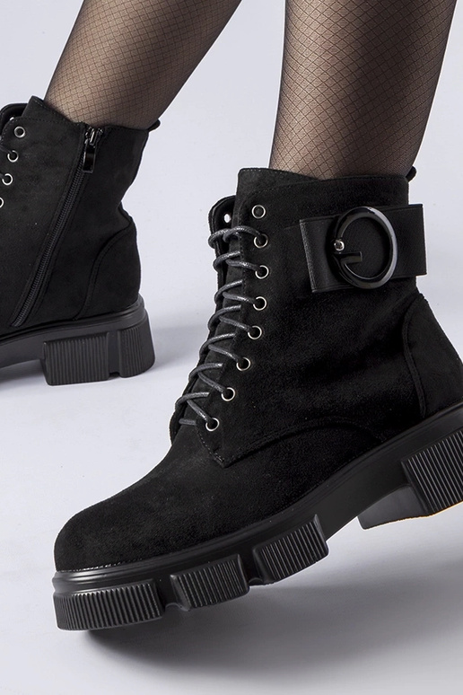 Schwarze isolierte Cusiano-Stiefel