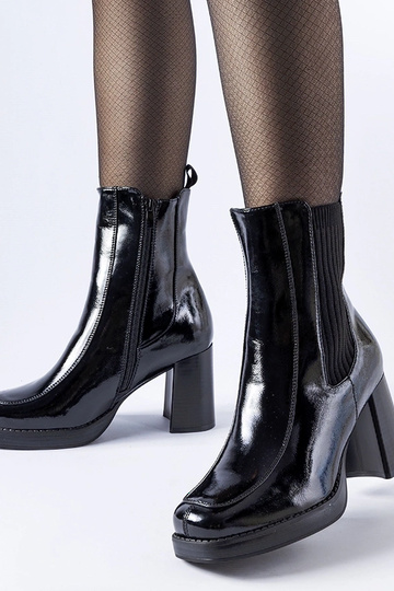 Schwarze Lackstiefelette...