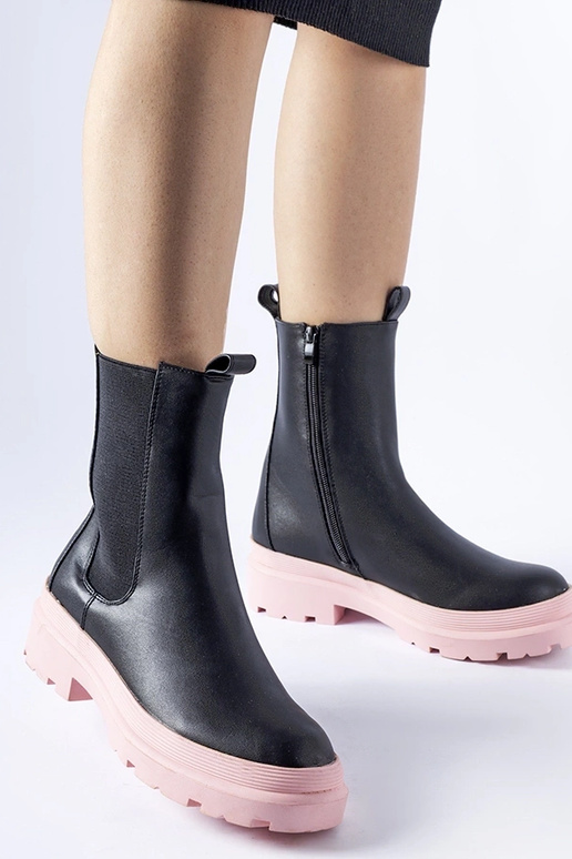 Schwarze Stiefeletten mit rosa Sohle...