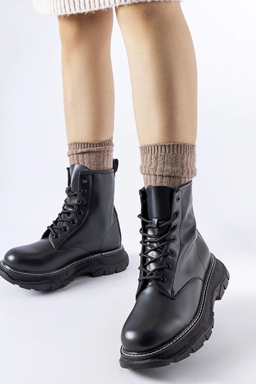 Schwarze Arbeiterschuhe auf... 2