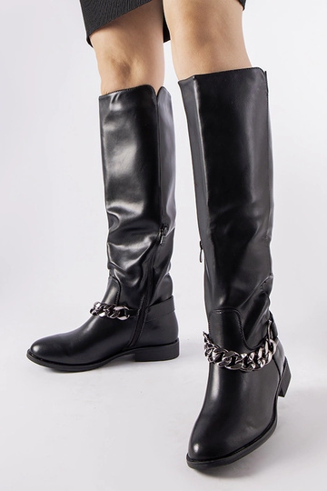 Schwarze isolierte Stiefel...