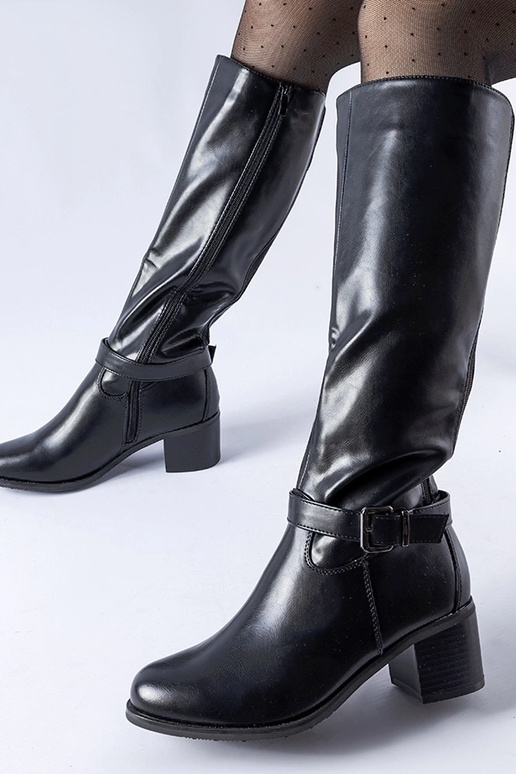 Schwarze Stiefel mit dekorativer... Schwarze Stiefel mit dekorativer...