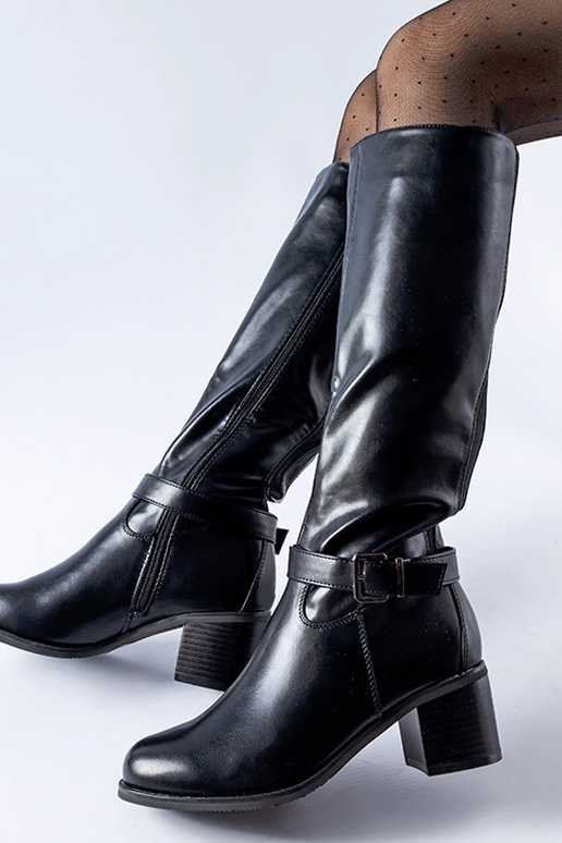 Schwarze Stiefel mit dekorativer... Schwarze Stiefel mit dekorativer...