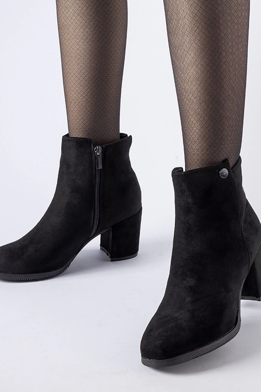 Schwarze flache Stiefeletten aus... Schwarze flache Stiefeletten aus...