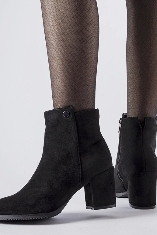 Schwarze flache Stiefeletten aus... Schwarze flache Stiefeletten aus...