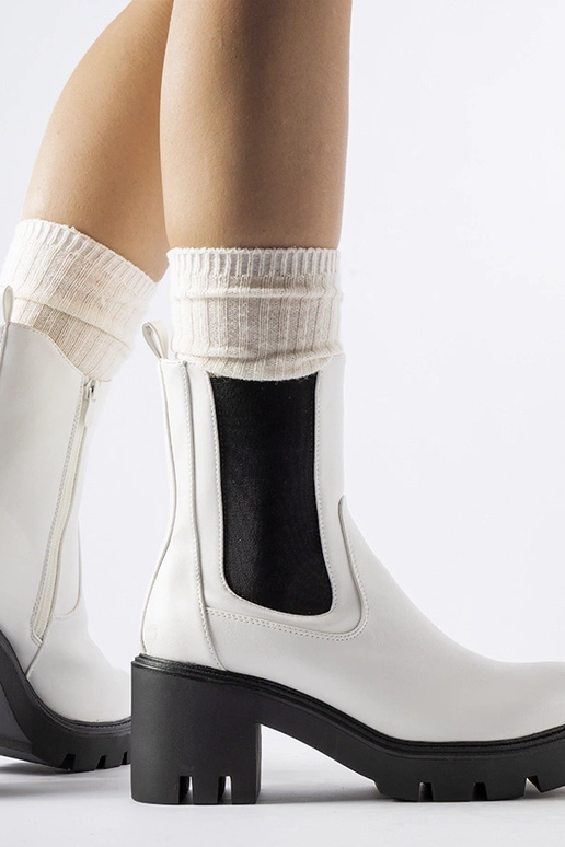 Weiße isolierte Stiefel auf...