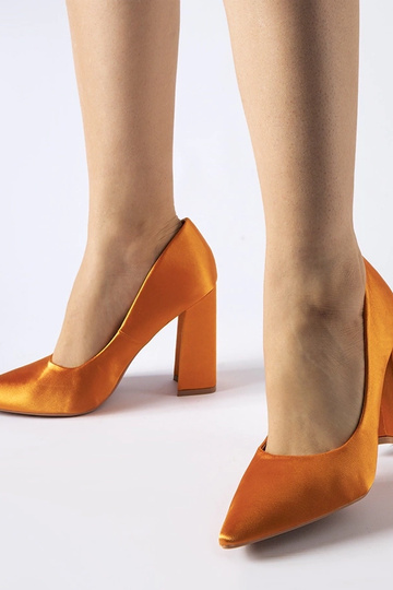 Orangefarbene Pumps aus...