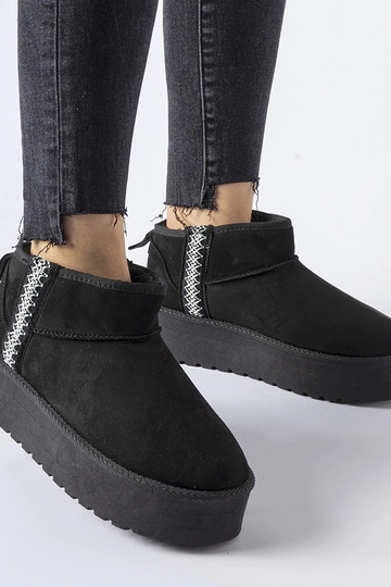 Schwarze Schneestiefel auf...