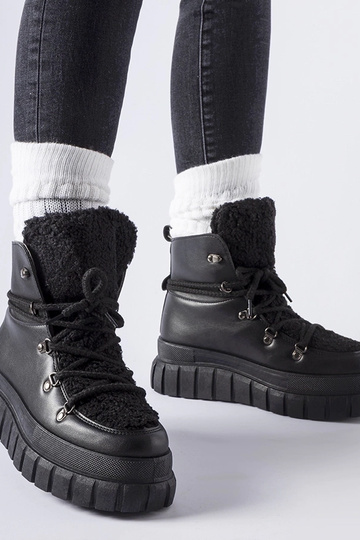 Schwarze Stiefeletten auf...