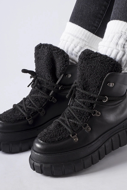 Schwarze Stiefeletten auf massivem...