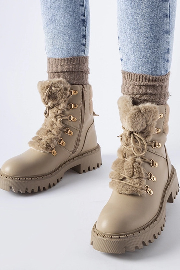 Beige Arbeiter mit dekorativem Fell Quarto