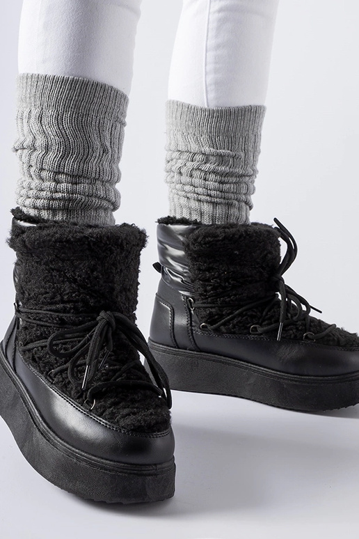 Schwarze Schneestiefel auf massivem...