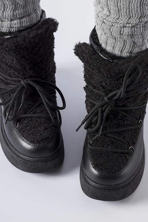 Schwarze Schneestiefel auf massivem...