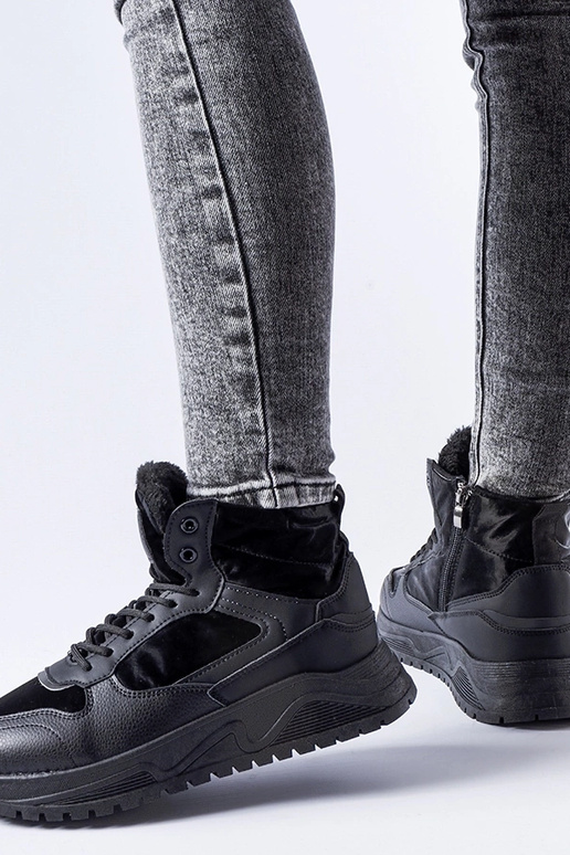 Schwarze isolierte High-Top-Sneakers...