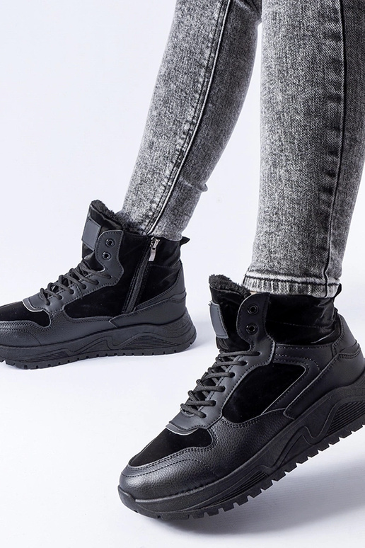 Schwarze isolierte High-Top-Sneakers...