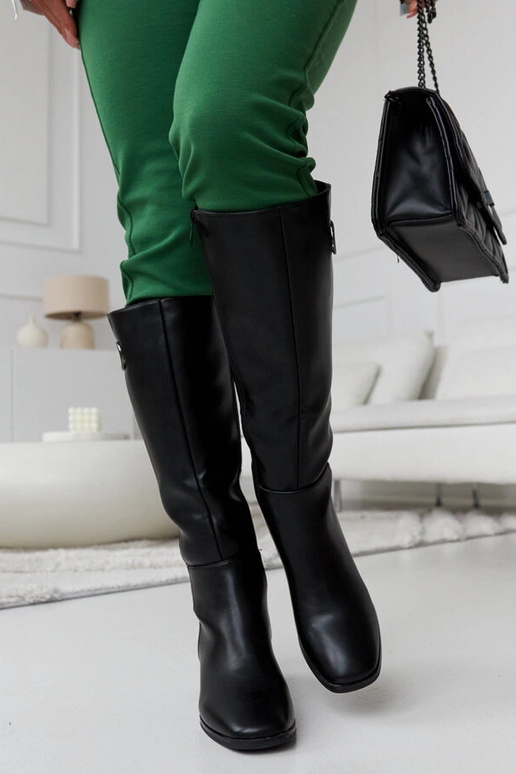 Schwarze Stiefel mit dekorativer... Schwarze Stiefel mit dekorativer...