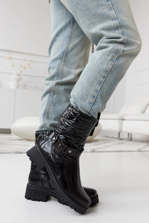 Schwarze lackierte Schuhe mit...