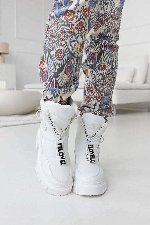 Weiße isolierte Schneestiefel mit...