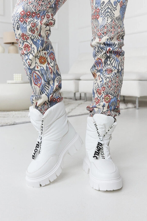 Weiße isolierte Schneestiefel mit...