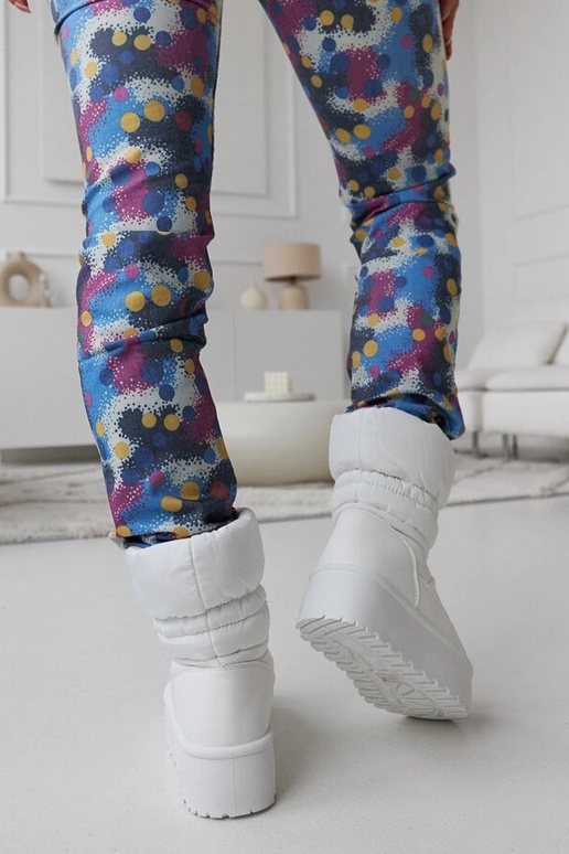 Weiße gefütterte Schneestiefel auf...