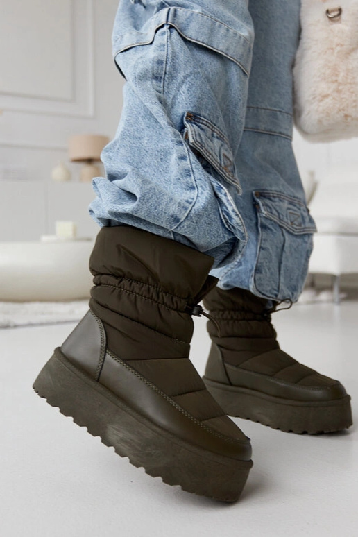 Grüne isolierte Schneestiefel auf der...