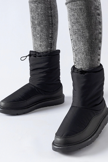 Schwarze gefütterte...