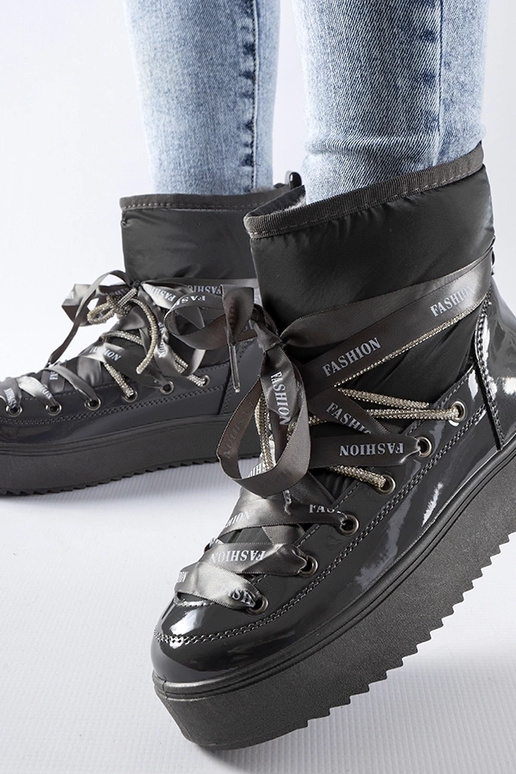 Graue lackierte Schneestiefel mit...