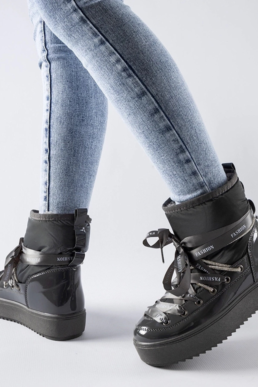 Graue lackierte Schneestiefel mit...