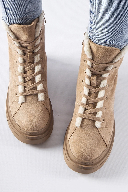 Beige isolierte Schuhe aus... Beige isolierte Schuhe aus...