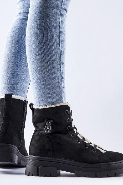 Schwarze isolierte Schuhe aus... Schwarze isolierte Schuhe aus...