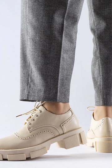 Beige geschnürte Halbschuhe... 2
