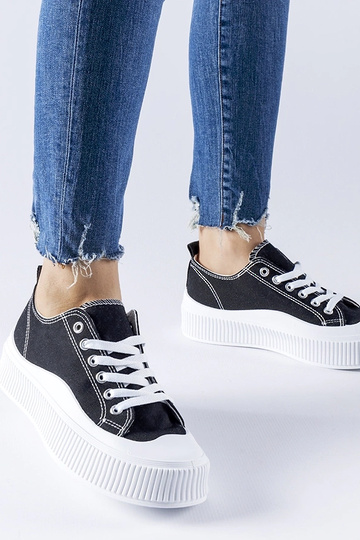 Schwarze Plateau-Sneakers...