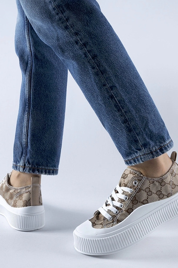 Braune Sneaker verziert mit dem Cavi-Monogramm