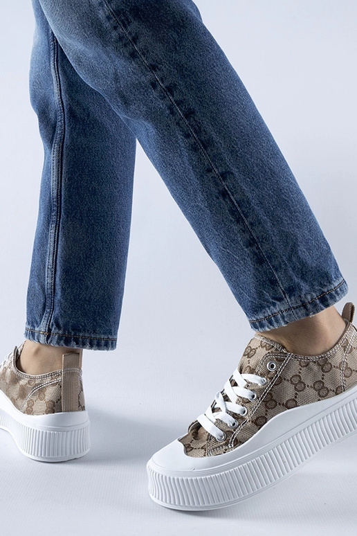 Braune Sneaker verziert mit dem... Braune Sneaker verziert mit dem...