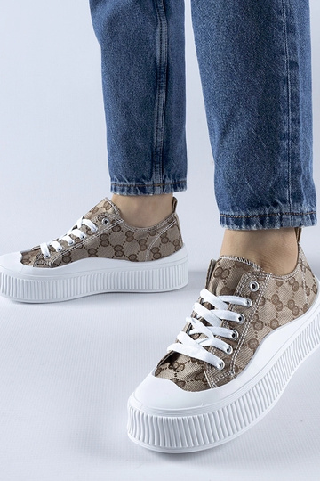 Braune Sneaker verziert mit... 2
