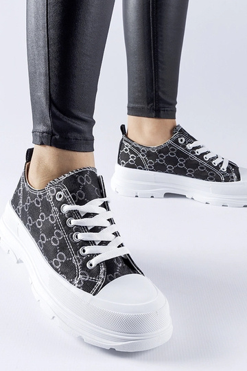 Schwarze Sneaker verziert...