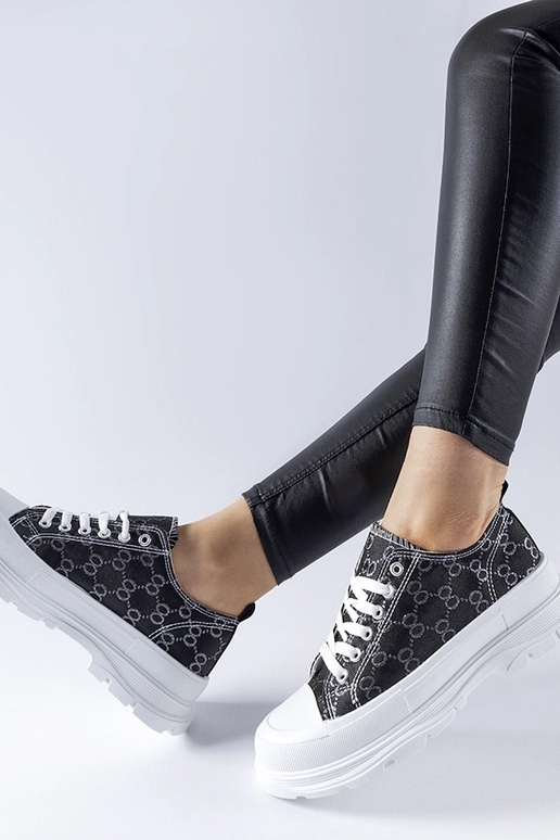 Schwarze Sneaker verziert mit dem... Schwarze Sneaker verziert mit dem...