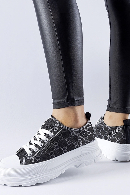 Schwarze Sneaker verziert mit dem... Schwarze Sneaker verziert mit dem...